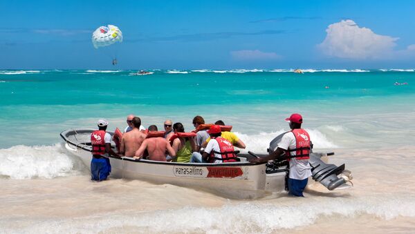 السياح في قارب على الشاطئ في جمهورية الدومينيكان - سبوتنيك عربي