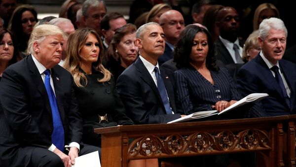 ميشيل أوباما مع زوجها باراك أوباما يجلسان بجوار ميلانيا ترامب والرئيس الأمريكي دونالد ترامب في جنازة جورج بوش الأب في كاتدرائية واشنطن الوطنية، 5 ديسمبر/كانون الأول 2018 - سبوتنيك عربي