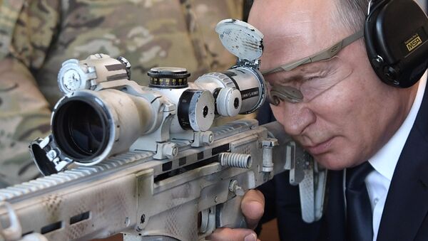 الرئيس الروسي فلاديمير بوتين يجرّب بندقية قنص تشوكافين - سبوتنيك عربي