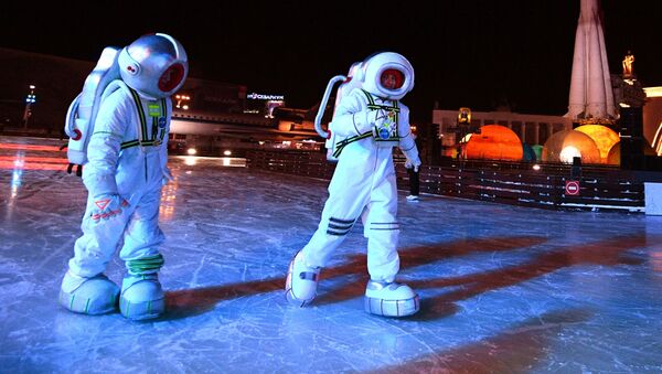 افتتاح أكبر حلبة تزلج مدينة الشتاء في حديقة في دي إن خا في موسكو - سبوتنيك عربي