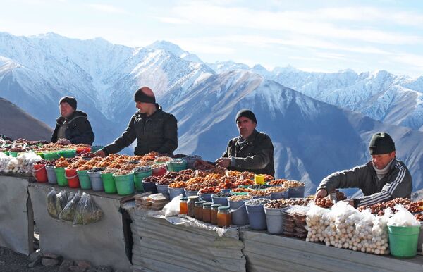 بائعو الفواكه المجففة عند ممر جبلي في طاجيكستان - سبوتنيك عربي