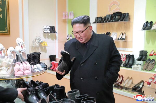 الزعيم الكوري الشمالي كيم جونغ أون يزور مصنع للأحذية في ونسان، كوريا الشمالية - سبوتنيك عربي