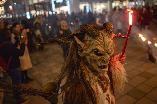 مسيرة الشياطين في سوق عيد الميلاد في فيينا - سبوتنيك عربي