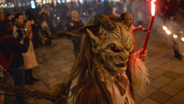 مسيرة الشياطين في سوق عيد الميلاد في فيينا - سبوتنيك عربي
