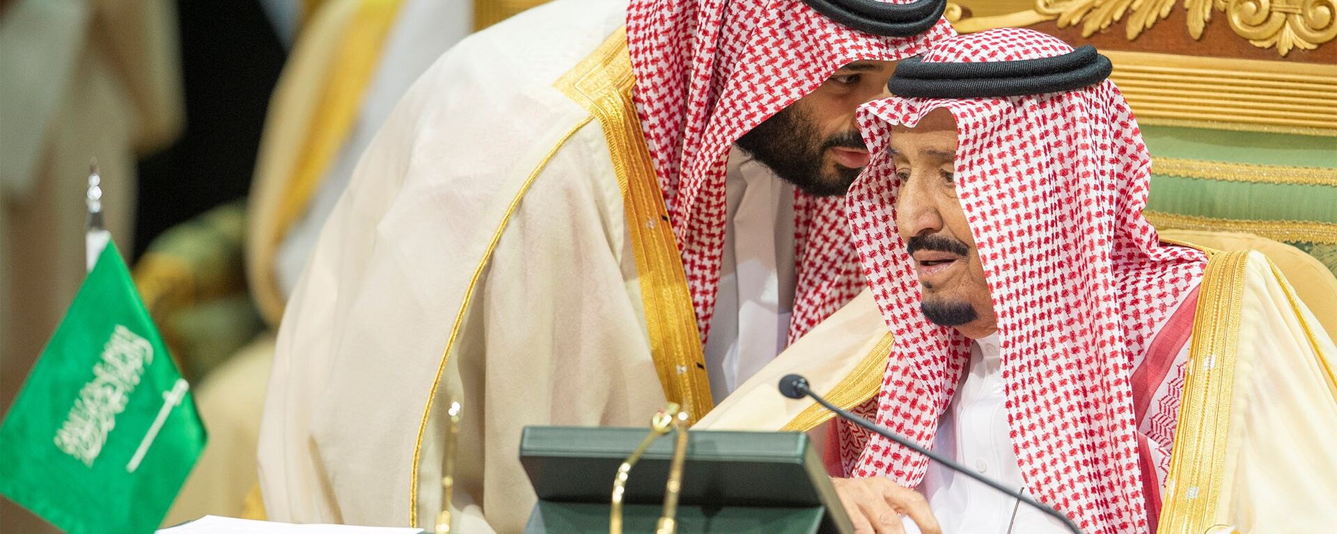 ولي العهد السعودي الأمير محمد بن سلمان يتحدث إلى العاهل السعودي الملك سلمان بن عبد العزيز آل سعود في افتتاح القمة الخليجية الـ 39 في الرياض، 9 ديسمبر/كانون الأول 2018 - سبوتنيك عربي, 1920, 06.05.2021