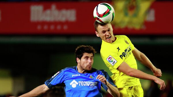 Getafe's midfielder Alex Felip (L) vies with Villarreal's Russian midfielder Denis Cheryshev - سبوتنيك عربي