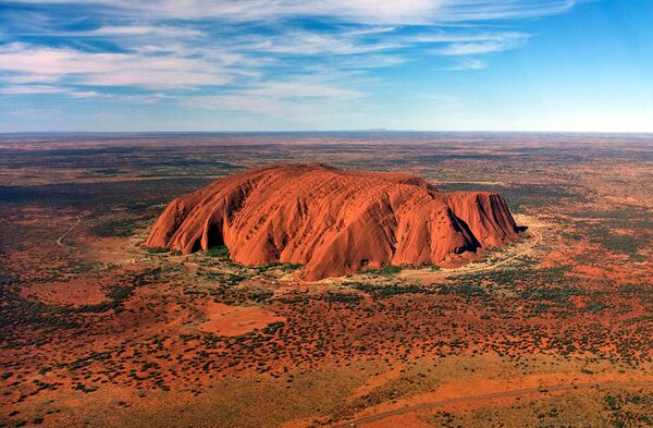 أولورو هو تكوين صخري يقع في الجزء الجنوبي من الإقليم الشمالي، وسط أستراليا - سبوتنيك عربي