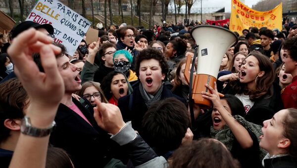 خروج الطلاب للاحتجاج على رسوم التعليم الجديدة في شوارع باريس، فرنسا 7 ديسمبر/ كانون الأول 2018 - سبوتنيك عربي
