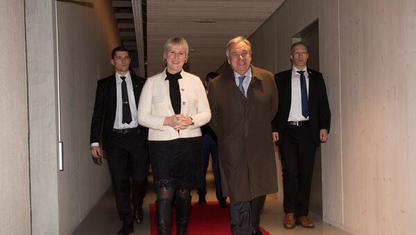 الأمين العام للأمم المتحدة أنطونيو غوتيريش، مع وزير الخارجية السويدية، مارغوت فالستروم، أثناء وصلة إلى ستوكهولم لحضور المفاوضات اليمنية - سبوتنيك عربي