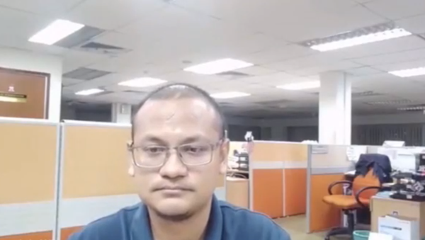 شاب يوثق فيديو مخيف أثناء عمله وحيدا في المكتب - سبوتنيك عربي