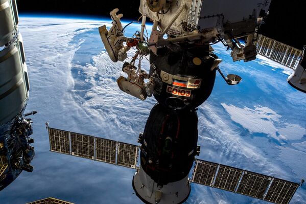 تنفيذ عملية السير خارج مركبة الفضاء الدولية للرواد الفضاء روس كوسموس الروسيان أوليغ كونونينكو وسيرغي بروكوليف، 11 ديسمبر/ كانون الأول 2018 - سبوتنيك عربي