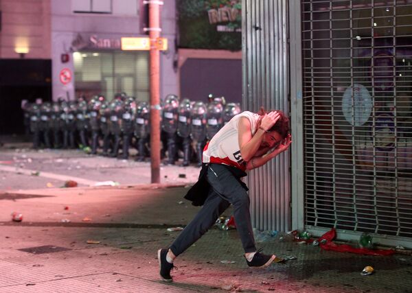 اشتباكات بين أفراد الشرطة ومشجعي فريق نادي ريفر بليت في بونس آيرس، الأرجنتين 9 ديسمبر/ كانون الأول 2018 - سبوتنيك عربي
