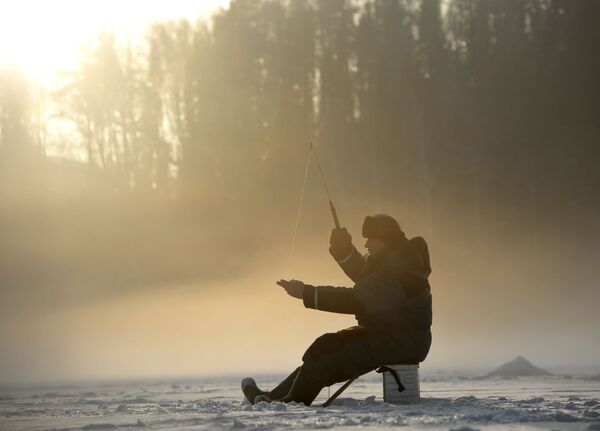 صيد الأسماك في بحيرة تافتوي الجليدية في منطقة سفيردلوفسك الروسية - سبوتنيك عربي