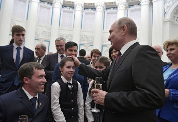 الرئيس فلاديمير بوتين ورئيس جمعية عموم روسيا لذوي الاحتياجات الخاصة ميخائيل تيرينتيف - سبوتنيك عربي