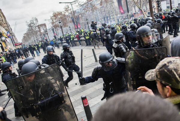الشرطة الفرنسية تعمل على تفريق متظاهري السترات الصفراء بالقرب من قوس النصر في باريس، فرنسا، ديسمبر/ كانون الأول 2018 - سبوتنيك عربي