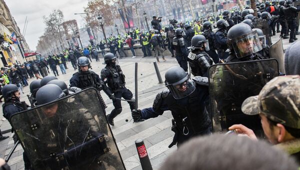 الشرطة الفرنسية تعمل على تفريق متظاهري السترات الصفراء بالقرب من قوس النصر في باريس، فرنسا، ديسمبر/ كانون الأول 2018 - سبوتنيك عربي