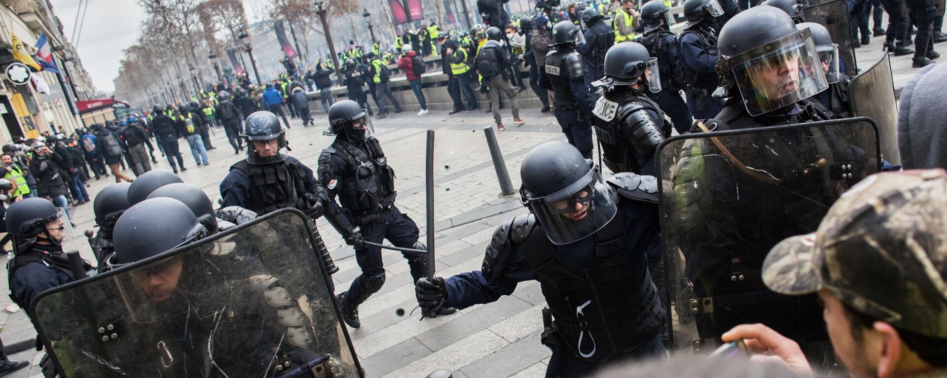 الشرطة الفرنسية تعمل على تفريق متظاهري السترات الصفراء بالقرب من قوس النصر في باريس، فرنسا، ديسمبر/ كانون الأول 2018 - سبوتنيك عربي, 1920, 02.05.2019