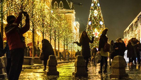 تزيين شجرة عيد الميلاد والمحل التجاري غوم على الساحة الحمراء بزينة أعياد الميلاد في موسكو - سبوتنيك عربي
