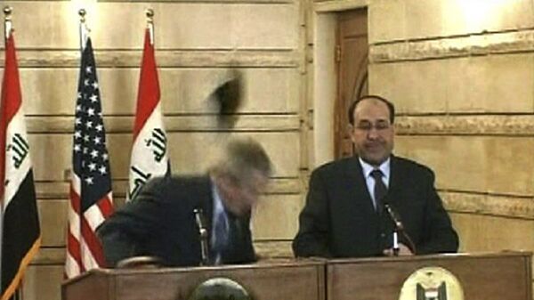 الصحفي العراقي منتظر الزيدي يلقي حذائيه على الرئيس السابق للولايات المتحدة، جورج  بوش الأبن - سبوتنيك عربي