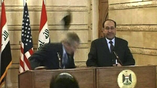 الصحفي العراقي منتظر الزيدي يلقي حذائيه على الرئيس السابق للولايات المتحدة، جورج  بوش الأبن - سبوتنيك عربي