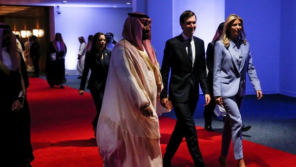 ولي العهد السعودي الأمير محمد بن سلمان، مع جاريد كوشنر، كبير مستشاري الرئيس الأمريكي دونالد ترامب، وزوجته إيفانكا ترامب، الابنة الكبرى للرئيس الأمريكي - سبوتنيك عربي