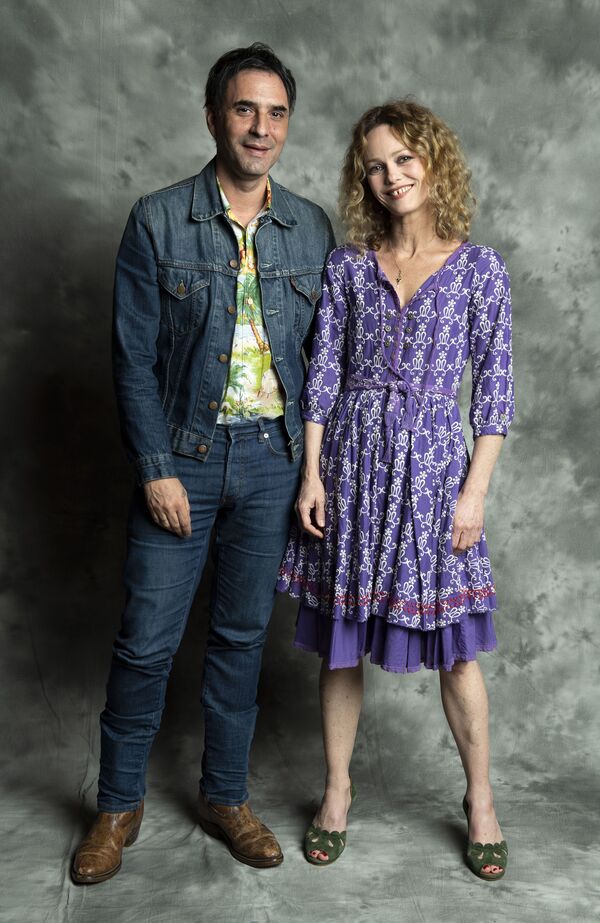 الممثل والكاتب والمنتج الفرنسي صمويل بينشيتريت والممثلة فانيسا بارادي، 23 أبريل/ نيسان 2018 - سبوتنيك عربي