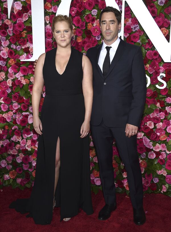 الممثلة الكوميدي آمي شومر وزوجها كريس فيشر أثناء وصولهما للحفل السنوي (الحفل الـ 72)  لتوزيع جوائز توني أواردز في قاعة رادية ميزيك هول في نيويورك، 10 يونيو/ حزيران 2018 - سبوتنيك عربي