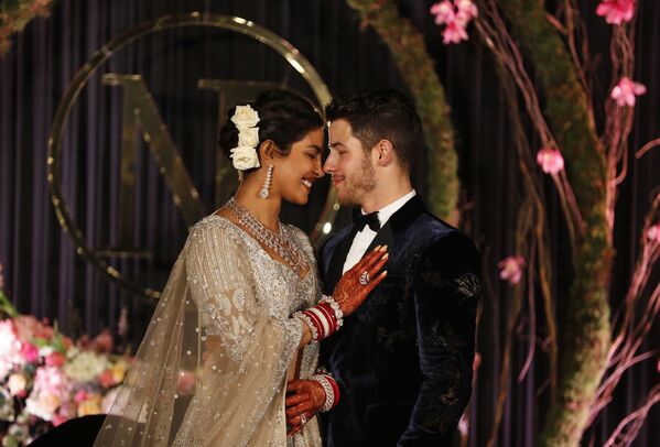 الممثلة الهندية بريانكا تشوبرا والموسيقي نيك جوناس في حفل زفافهما في 4 ديسمبر/ كانون الأول 2018 - سبوتنيك عربي
