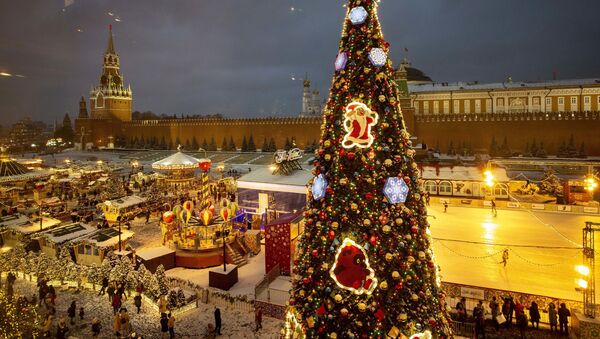 شجرة عيد الميلاد وسط الساحة الحمراء في مدينة موسكو، روسيا 13 ديسمبر/ كانون الأول 2018 - سبوتنيك عربي