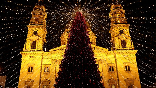شجرة عيد الميلاد أمام كنيسة سانت ستيفن بازيليكا بودابست، المجر 4 ديسمبر/ كانون الأول 2018 - سبوتنيك عربي