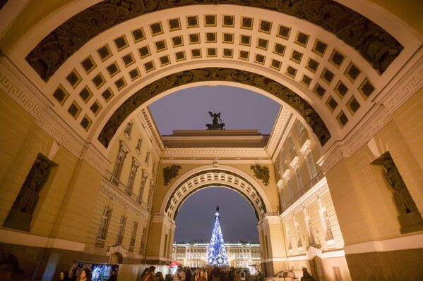 شجرة عيد الميلاد في دفورتسوفايا بلوشياد (ساحة القصر) في مدينة سان بطرسبورغ، روسيا، ديسمبر/ كانون الاول 2018 - سبوتنيك عربي