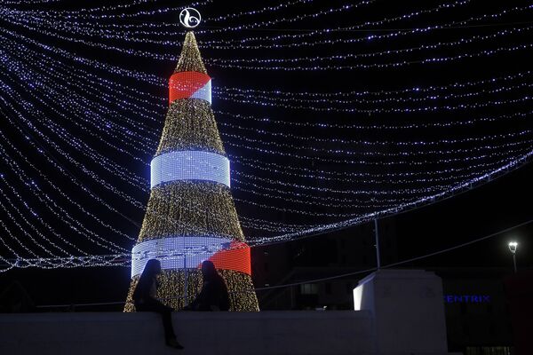 شجرة عيد الميلاد في ساحة سلفادور ديل موندو في العاصمة سان سلفادور، جمهورية السلفادور 14 ديسمبر/ كانون الاول 2018 - سبوتنيك عربي