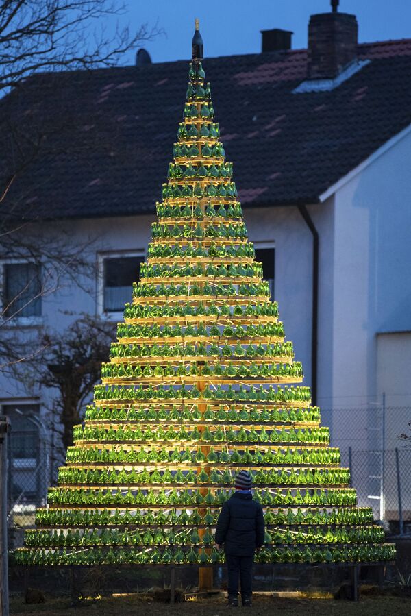 شجرة عيد الميلاد مركبة من 1099 زجاجة من نبيذ Bocksbeutel في نوردهايم أم ماين، جنوب ألمانيا 28 نوفمبر/ تشرين الثاني 2018 - سبوتنيك عربي