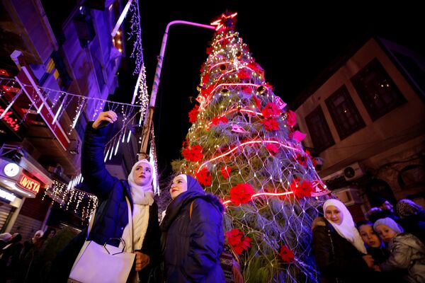 شجرة عيد الميلاد في حي القصاع في مدينة دمشق، سوريا 14 ديسمبر/ كانون الأول 2018 - سبوتنيك عربي