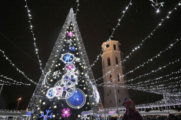 شجرة عيد الميلاد في ساحة الكتدرائية في مدينة فيلنيوس، ليتوانيا 1 ديسمبر/ كانون الأول 2018 - سبوتنيك عربي