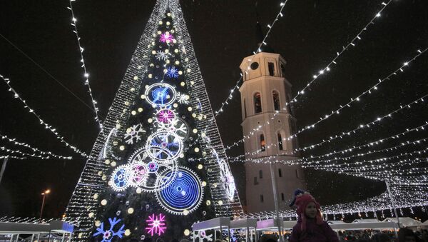 شجرة عيد الميلاد في ساحة الكتدرائية في مدينة فيلنيوس، ليتوانيا 1 ديسمبر/ كانون الأول 2018 - سبوتنيك عربي