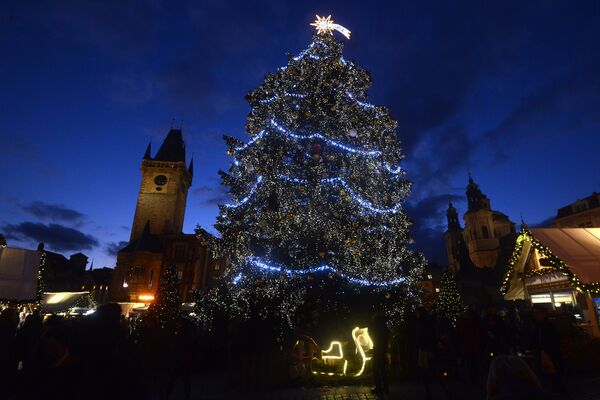 شجرة عيد الميلاد في ساحة البلدة القديمة في مدينة براغ، عاصمة جمهورية التشيك، 4 ديسمبر/ كانون الأول 2018 - سبوتنيك عربي