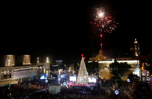 مراسم احتفالية وإضاءة شجرة عيد الميلاد في ساحة كنيسة المهد في بيت لحم، الضفة العغبية، فلسطين 1 ديسمبر/ كانون الأول 2018 - سبوتنيك عربي