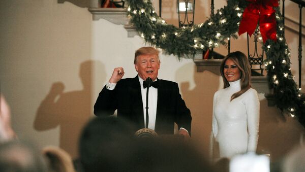 الرئيس الأمريكي دونالد ترامب وزوجته ميلانيا ترامب في حفل بالبيت الأبيض، 15 ديسمبر/كانون الأول 2018 - سبوتنيك عربي