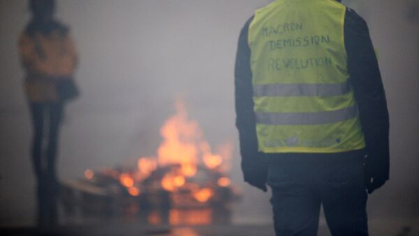 الشرطة تطلق الغاز المسيل للدموع خلال اشتباكات مع أصحاب السترات الصفراء - سبوتنيك عربي