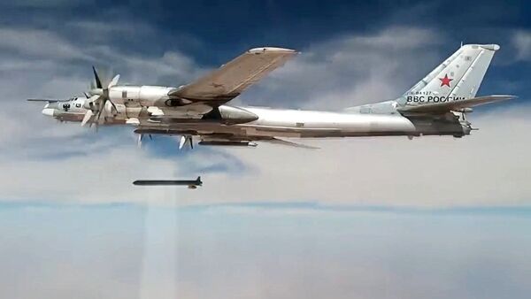 طائرة تو-95إم إس تطلق صواريخ على مواقع الإرهابيين في سوريا - سبوتنيك عربي