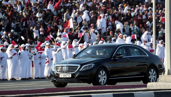 أمير قطر داخل سيارته خلال الاحتفال باليوم الوطني - سبوتنيك عربي