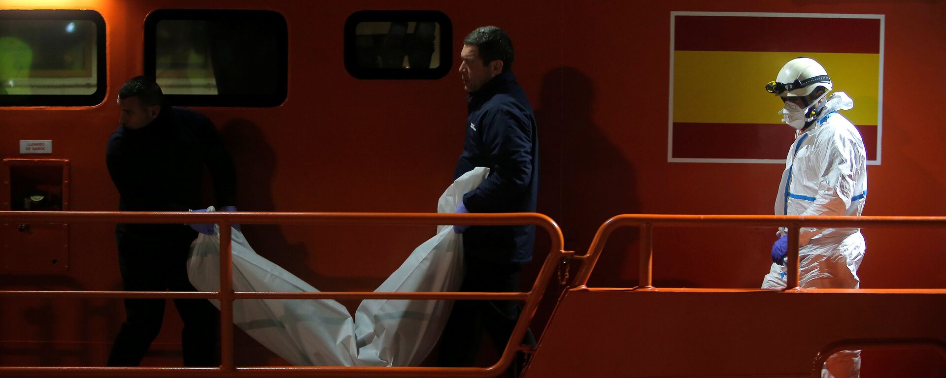 جثة مهاجرة في أثناء نقلها من قارب إنقاذ في ميناء ملقة - سبوتنيك عربي, 1920, 29.01.2021