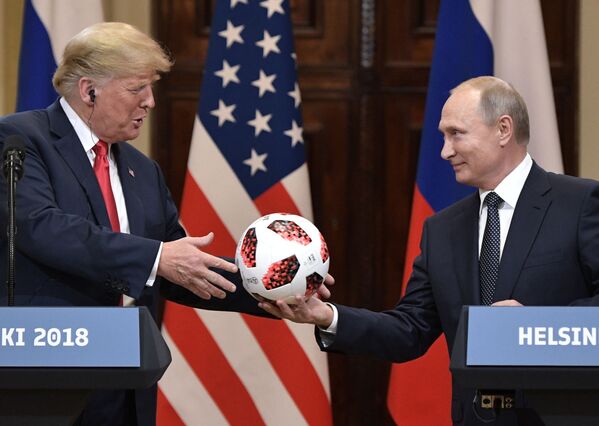 الرئيس الروسي فلاديمير بوتين يهدي الرئيس الأمريكي دونالد ترامب كرة القدم روسيا 2018 خلال قمة هلسنكي، 16 يوليو/ تموز 2018 - سبوتنيك عربي