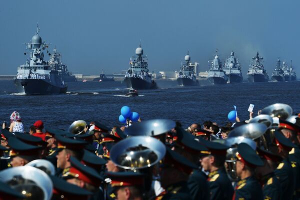 سفن الأسطول البحري الروسي تشارك في العرض العسكري البحري في كرونشتادت في سان بطرسبورغ - سبوتنيك عربي