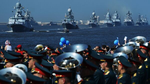 سفن الأسطول البحري الروسي تشارك في العرض العسكري البحري في كرونشتادت في سان بطرسبورغ - سبوتنيك عربي