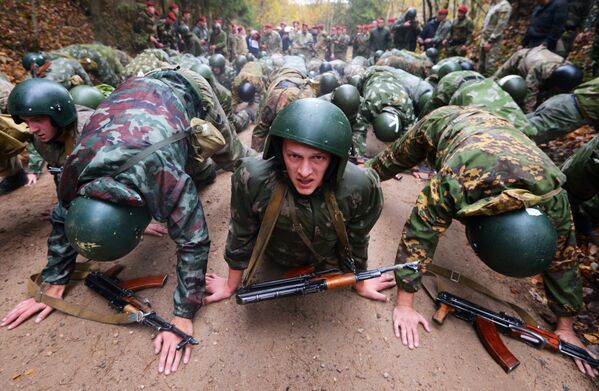 القوات الخاصة البيلاروسية خلال مرحلة التأهيل لاختبار الحق في ارتداء القبعة الحمراء في المركز التدريبي للقوات البيلاروسية بالقرب من مينسك، بيلاروسيا - سبوتنيك عربي