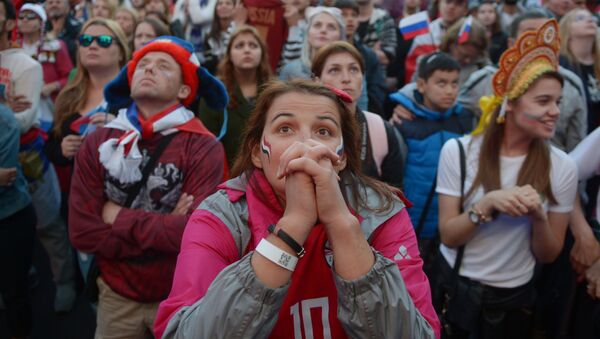 مشجعون يتابعون البث المباشر لمباراة روسيا ومصر، مرحلة المجموعة، لبطولة فيفا كأس العالم في روسيا 2018، مدينة سان بطرسبورغ - سبوتنيك عربي