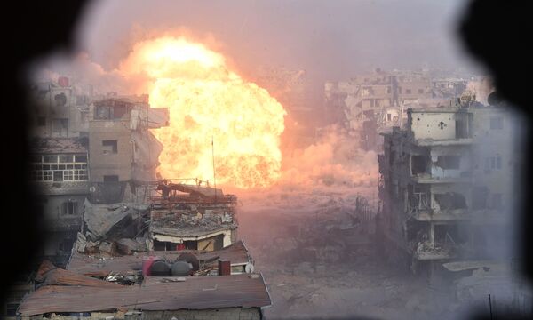 قصف قوات الجيش السوري لمواقع تنظيم داعش الإرهابي في مخيم اليرموك، ريف دمشق، سوريا - سبوتنيك عربي