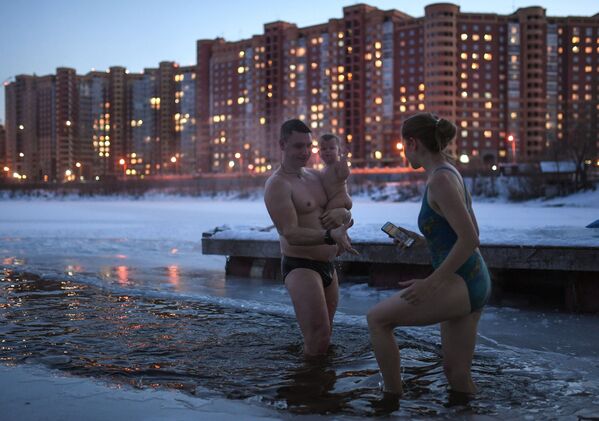 أعضاء نادي السباحة الشتوية في بحيرة في حي لينيسكي في نوفوسيبيرسك الروسية - سبوتنيك عربي